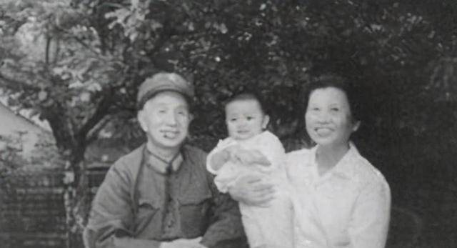 楚青：15岁从军令粟裕一见钟情，苦追三年后结婚，不离不弃43年_扬州_老人_日军