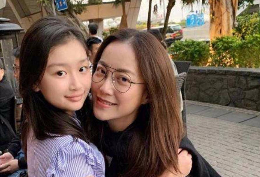她是谢霆锋的经纪人,突然产子孩子父亲却成谜,如今46岁仍单身_霍汶希