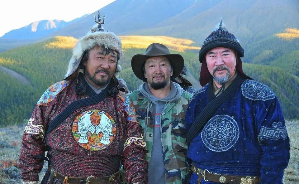 剧中有一位名为巴森的演员,他是成吉思汗二儿子察合台的后裔,由他来