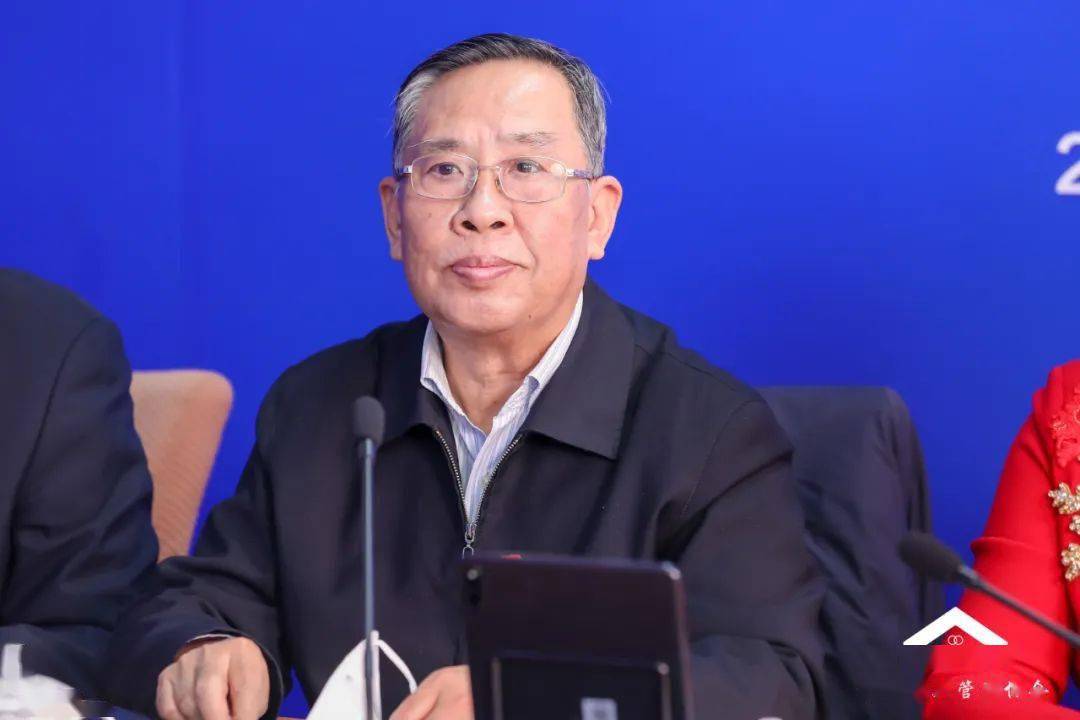 陈纳主持会议中国物业管理协会副秘书长刘寅坤宣读《关于增补中国物业