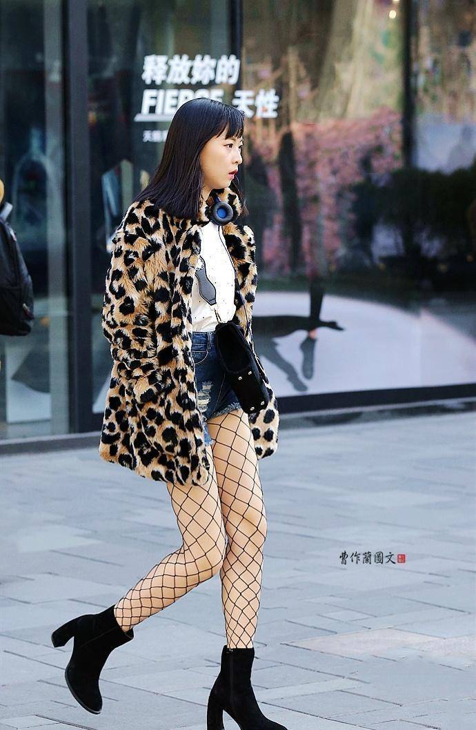 街拍:穿黑丝,这些美女偏爱渔网袜_黑色_牛仔裤_结构