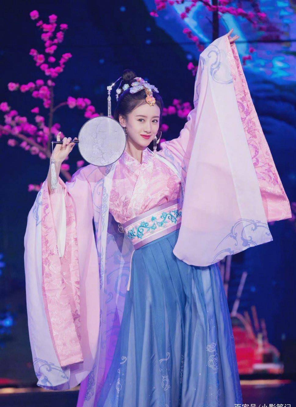 袁冰妍生日再现古装,战神将军化身貂蝉,圆扇遮脸引闭月_活动_琉璃