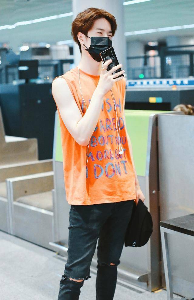 王一博素颜来袭,泳池撩发帅气迷人,无时无刻不散发着他的魅力_游泳