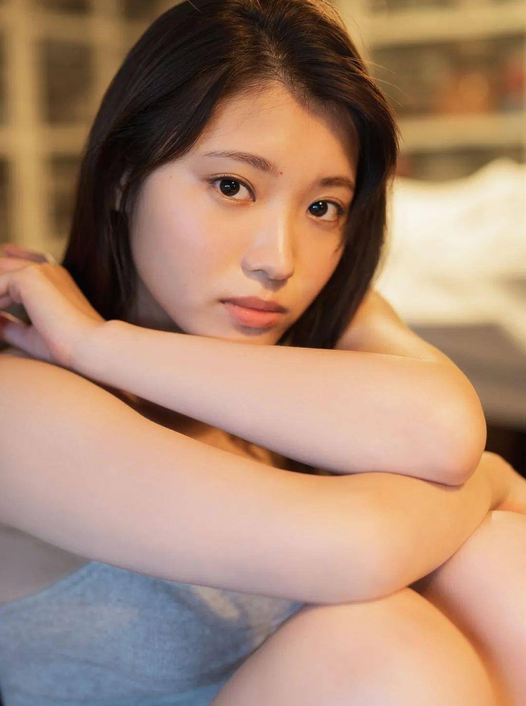 古田爱理2015年以偶像身份出道后,又陆续成为杂志模特儿,参与真人秀