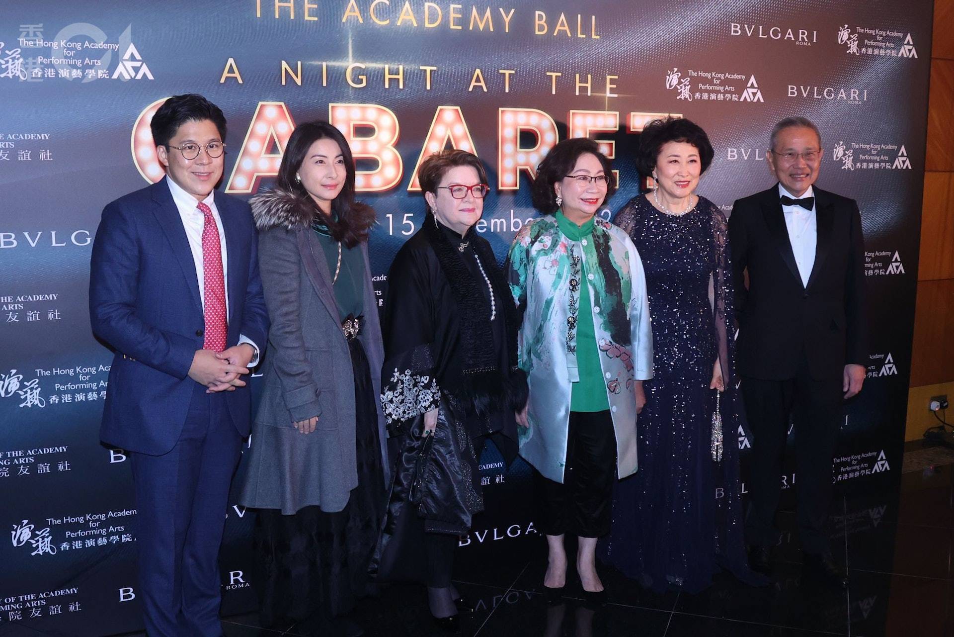 郭晶晶夫妇晚宴合影尽显地位,霍启刚紧贴老婆,挤得她快站不稳_太太