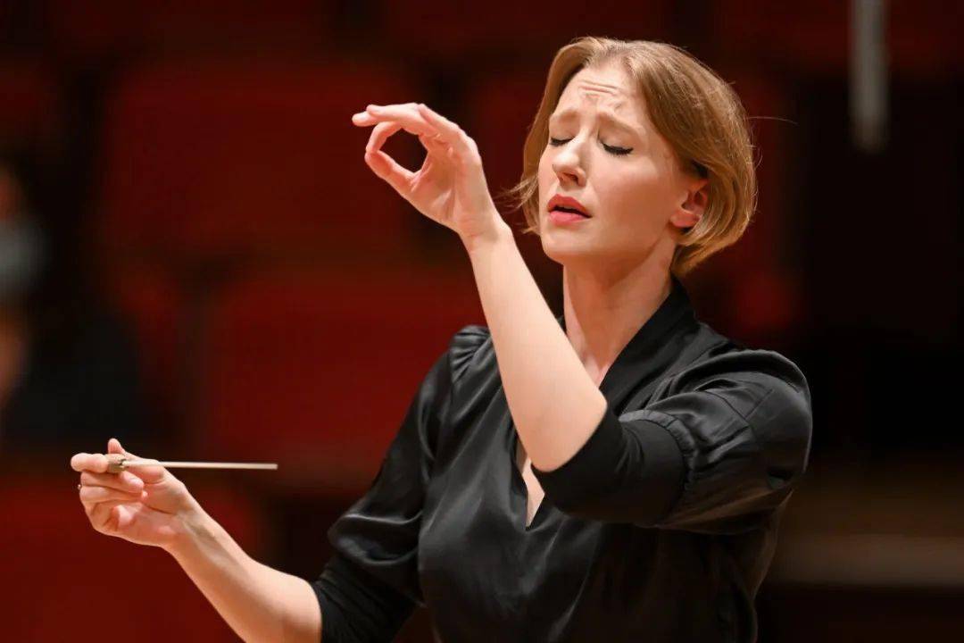 女性指挥何时执棒维也纳新年音乐会?团长回应_合作_访问_男童