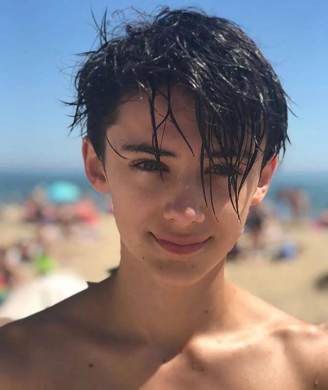 世界上最帅男孩长大,191身高加8块腹肌不负众望,成阳光美男子!