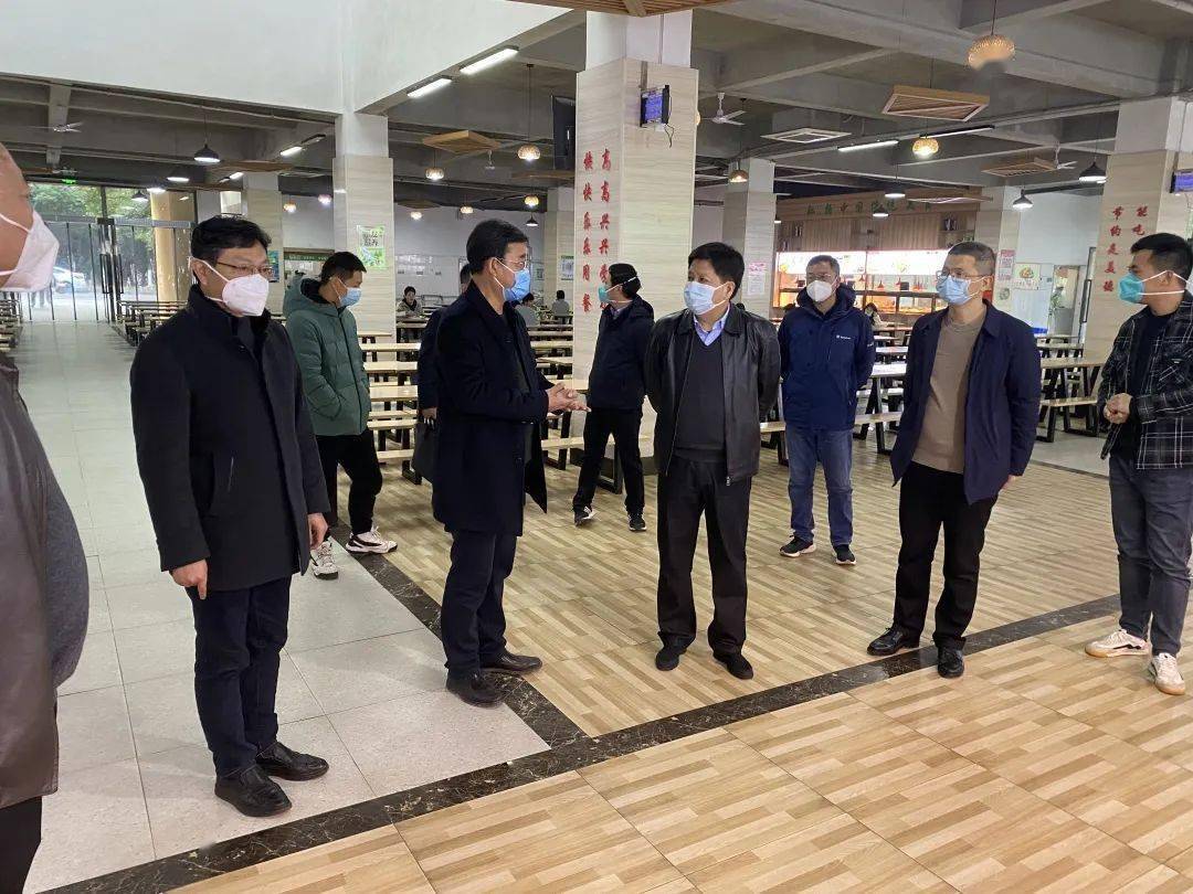 12月15日,市人大常委会副主任余定新在中心城区对食