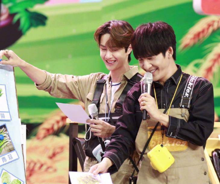 有种"起床气"叫王一博,素颜状态下被怼脸拍,奶凶奶凶的太可爱_高冷