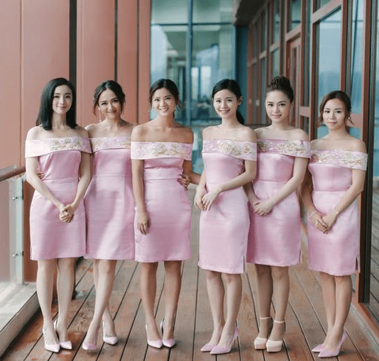 陈妍希昔日办婚礼很贴心,6位伴娘有两套美裙,陈乔恩阿娇超出彩_颜色