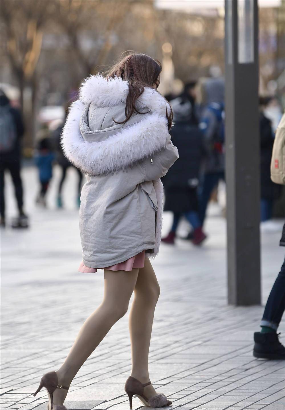 一字带细跟凉鞋,搭配浅灰色的厚丝袜,还穿着中短款羽绒服_美女_生活