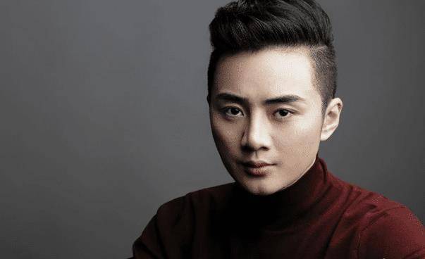 长相文质彬彬的余少群,表演能力备受肯定,吸引着很多人的关注_人物