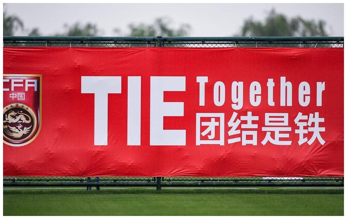 团结是铁?毫无顾忌关照嫡系,国足主帅身份成李铁的流量工具