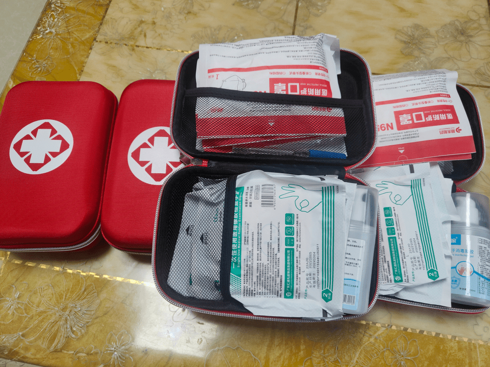 和企业员工发放爱心防疫包