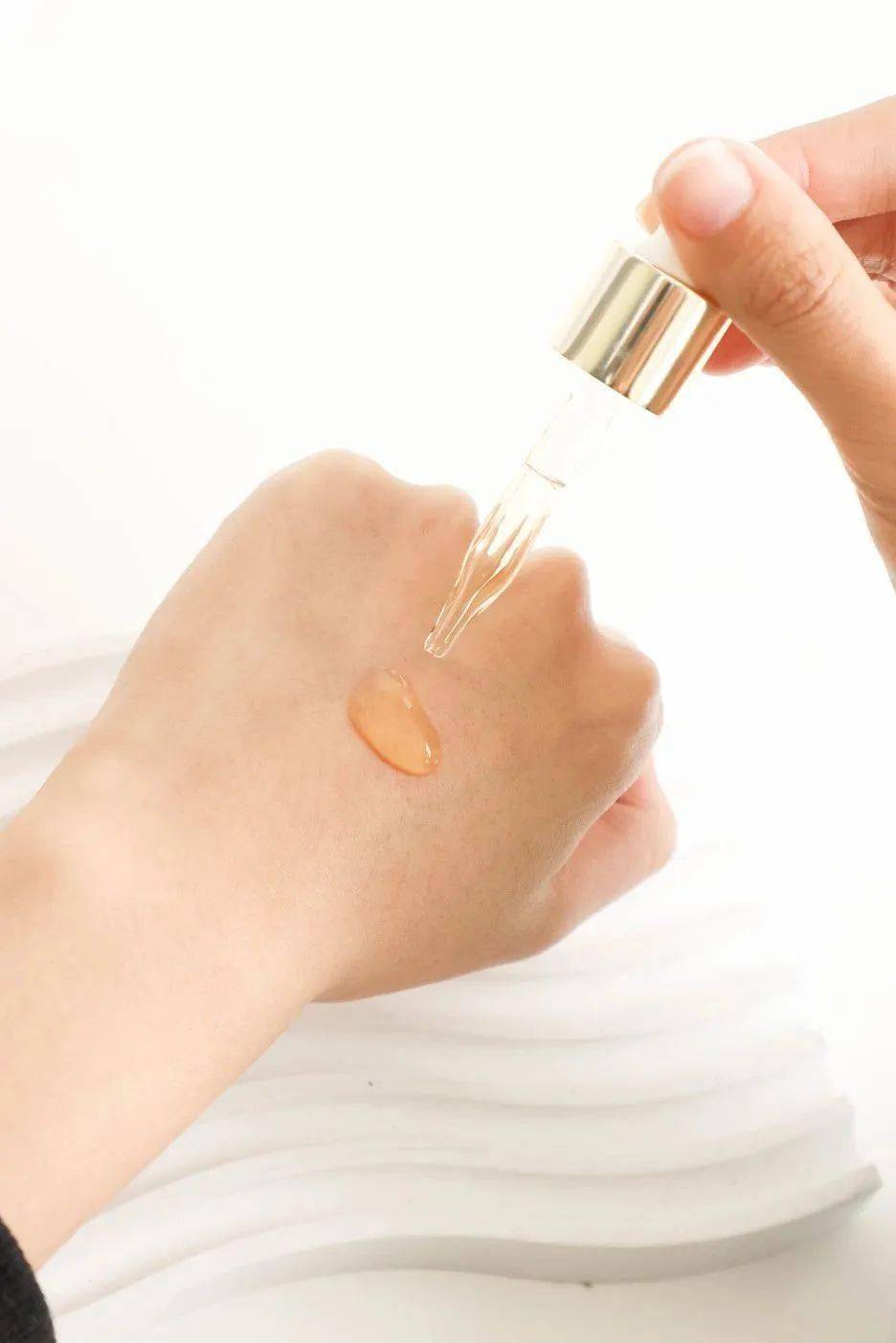 饮食等等原因而逐渐变得暗沉粗糙的脸子有所转机,加上小分子透明质酸