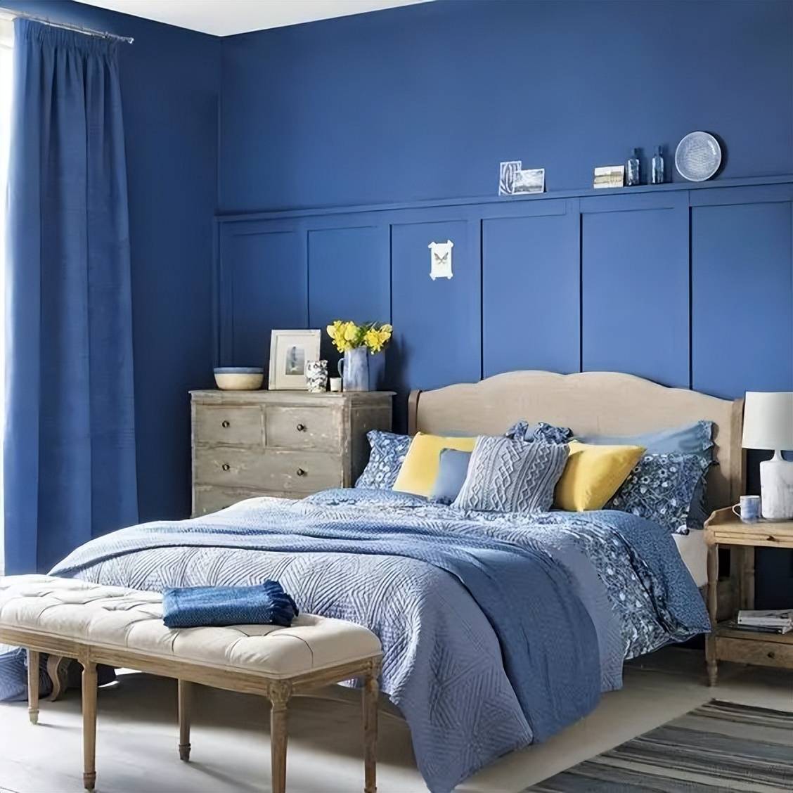 为了缓解冷色调的孤独感和冰冷感,卧室装修可以以淡蓝色为主,以搭配