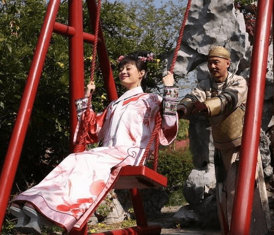 甄嬛裝病大半年後,在御花園杏花微雨,碰到了自稱是十七爺果郡王的雍正