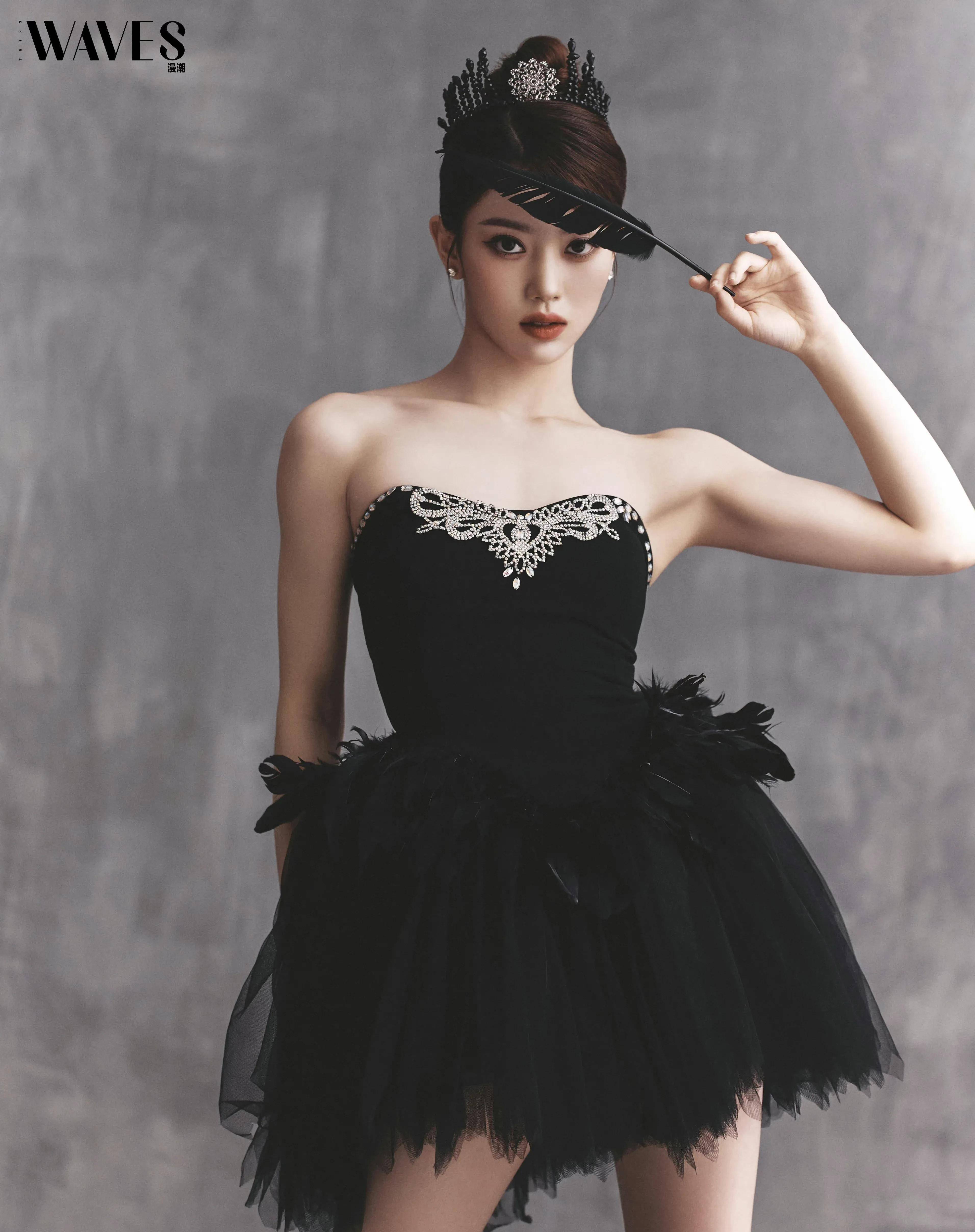 韩国女团成员沈小婷杂志美照化身优雅黑天鹅,还是中国美女大气!