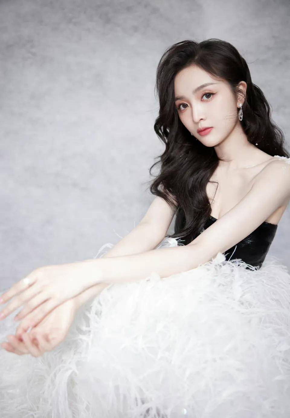 吴宣仪黑白羽毛裙造型,清冷飘逸,优雅美丽,花朵鎏金裙秀美背_云朵