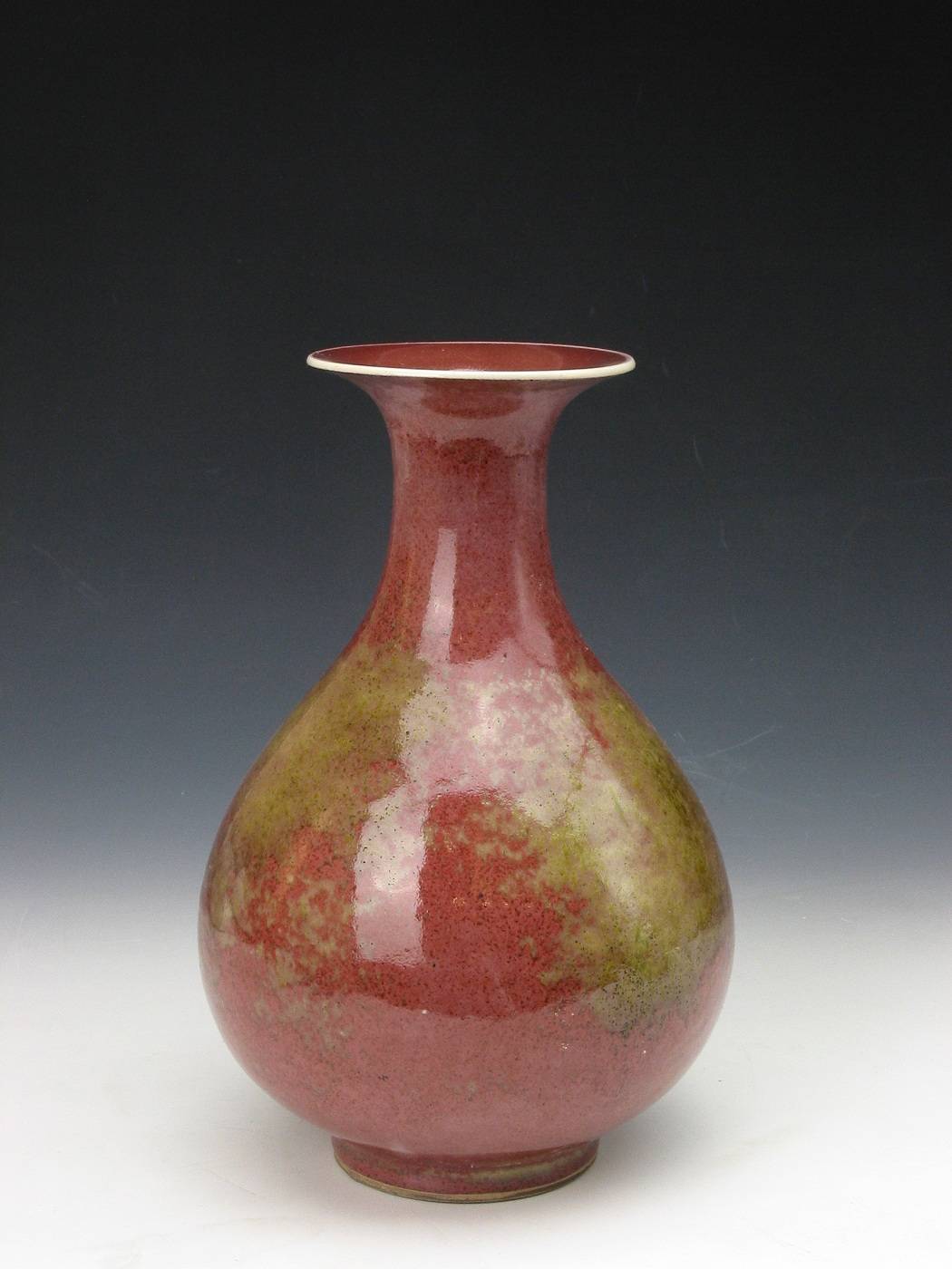 神秘而迷人的东方桃花红釉色瓷器,历来都是收藏家的目标