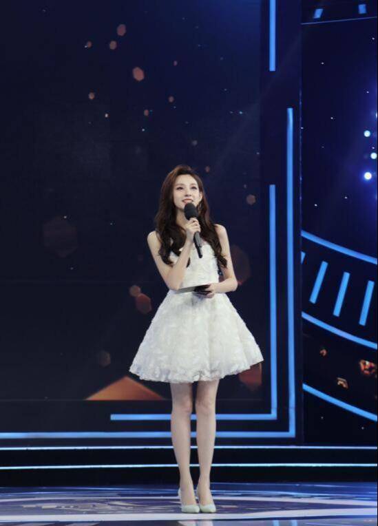 电视美女主持马凡舒"黑"历史,走秀泳裤滑落,直言谁爱看谁看?