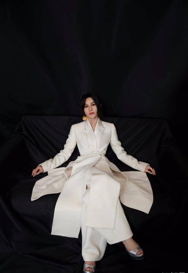 尚雯婕身穿白色套装,忒适合春季借鉴,经典好看还有气质_设计_整体