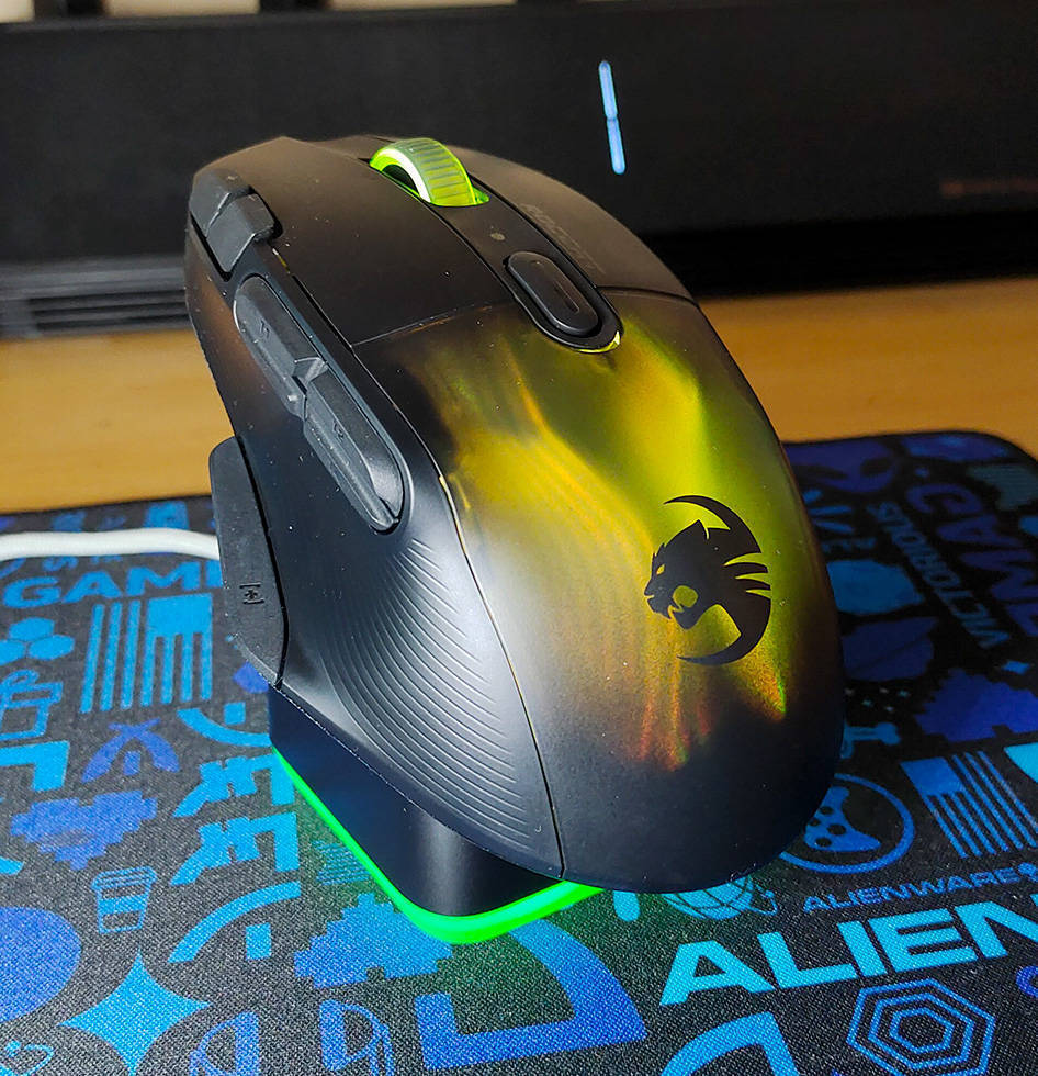 标配"手办摆台" 灯效颜值优秀 冰豹roccat kone xp air无线游戏鼠标