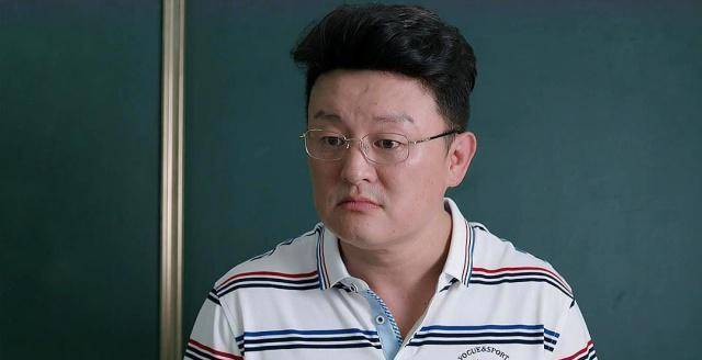 也许此时大家已经猜到胖仔要讲的是班主任赵荣宝(张磊饰演)老师,但是