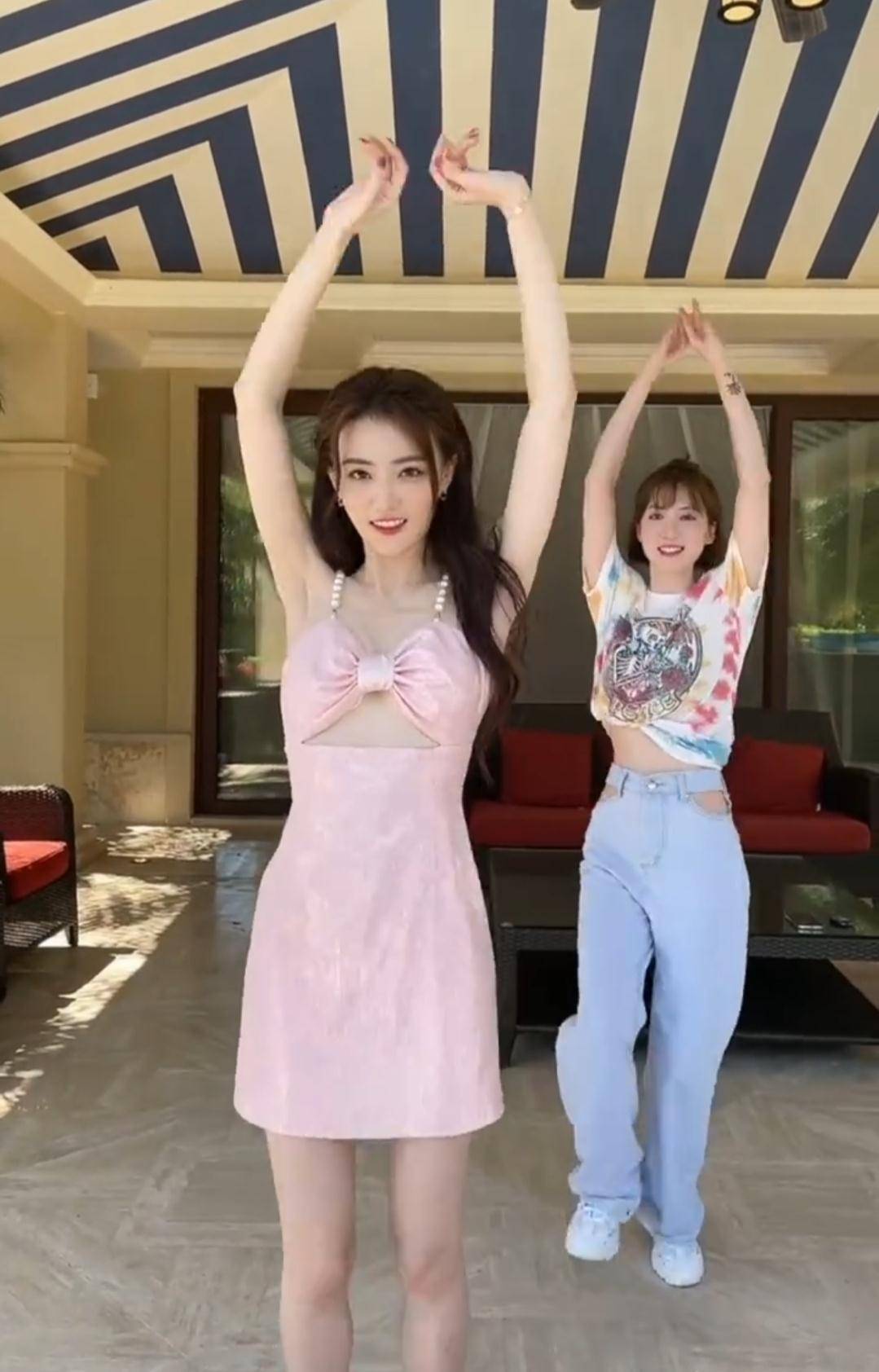 徐璐一改清纯形象,穿吊带跳舞大秀好身材,分手后越来越美了_张翰_网友