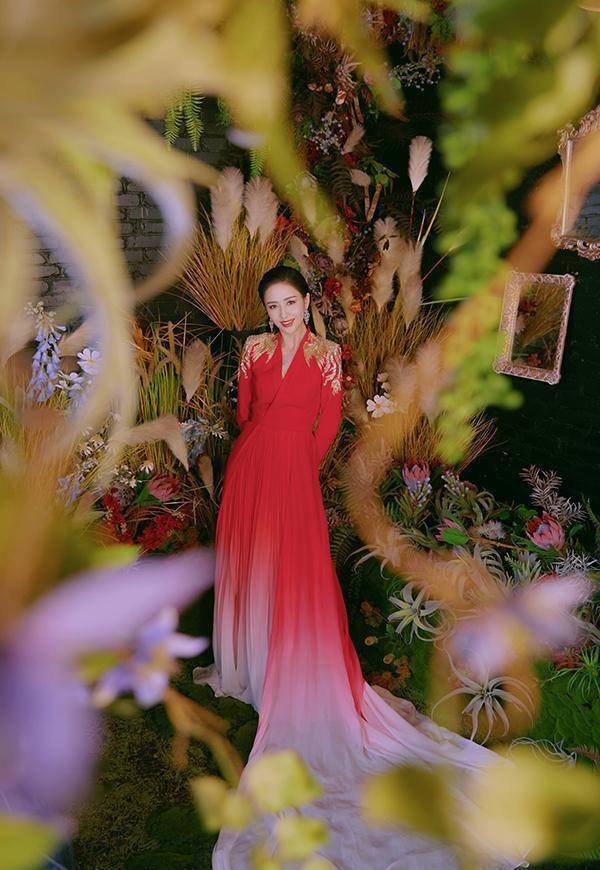 3,三登春晚2021年2月11日,佟丽娅再次参加中央电视台春节联欢晚会,与