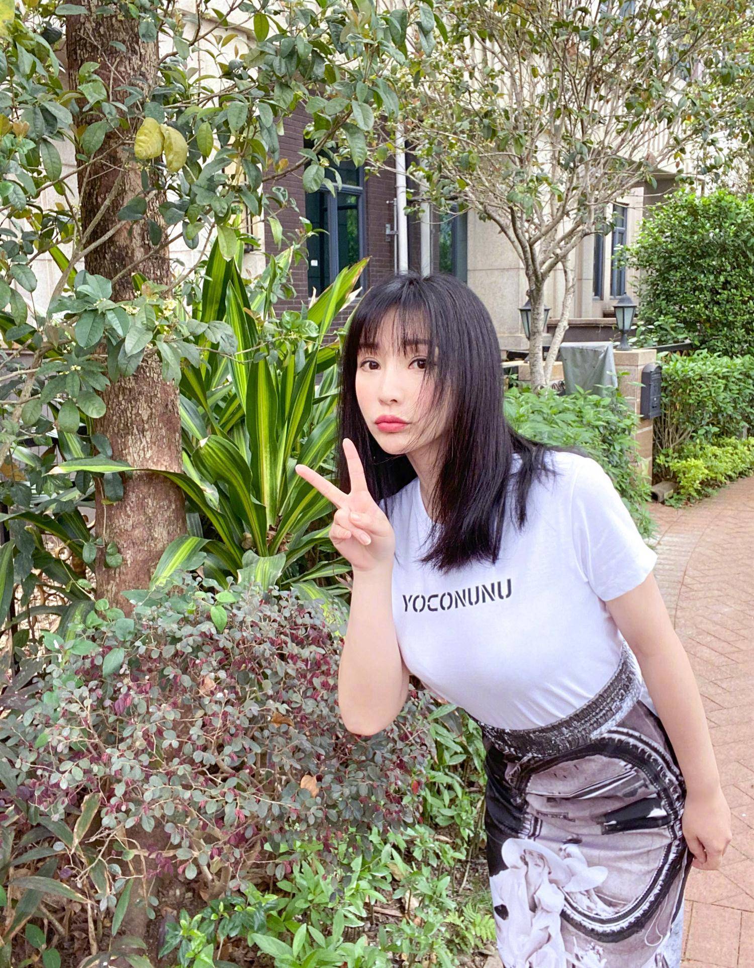 有种"惊艳"叫发福的柳岩,别人以瘦为美,她反而要胖回颜值巅峰_女生