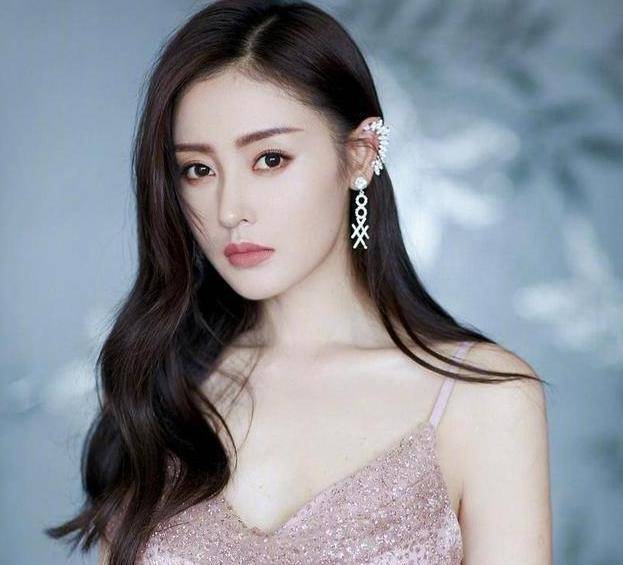 盘点娱乐圈喜欢改年龄的女星,改小六岁都是常规操作_张天_谢娜_郁可唯