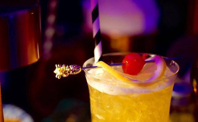 伊藤润二蓝色的一杯,简简单单无装饰,里面有姜条,入口稍苦,辛辣,但含