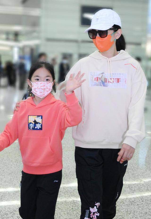 夸他是个高冷的学霸,猜50多岁的崔伟只有30多岁那般年轻,烧烤时主动夹