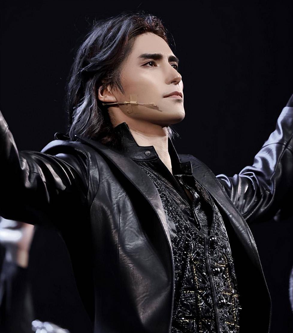 费翔:关爱年轻人,身在海外仍对阿云嘎制作主演的音乐剧竖大拇指_伯爵