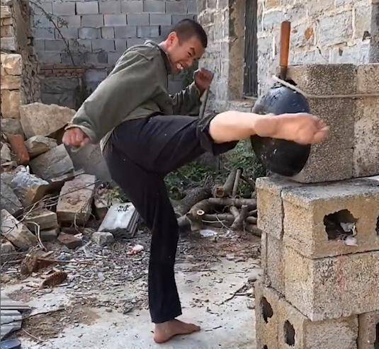 武痴小伙苦练功夫20余年,腿踢钢管灭火器易如反掌,高手在民间!