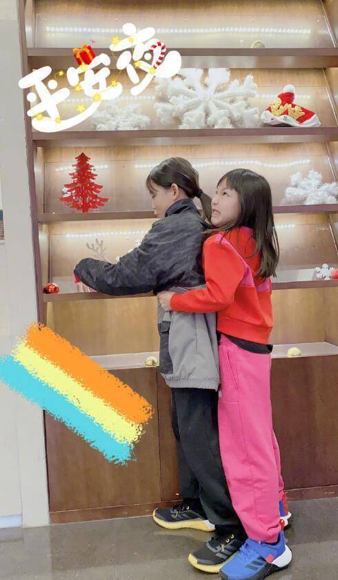 妹妹张信儿也同样穿着款式宽松的休闲装,不过颜色比较亮丽,外套是大