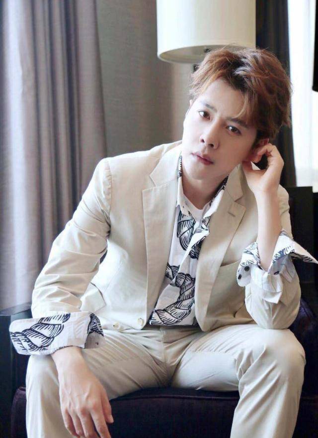吴昕就误卖钟汉良公仔一事,快本上当众道歉,钟汉良幽默表示原谅_网友