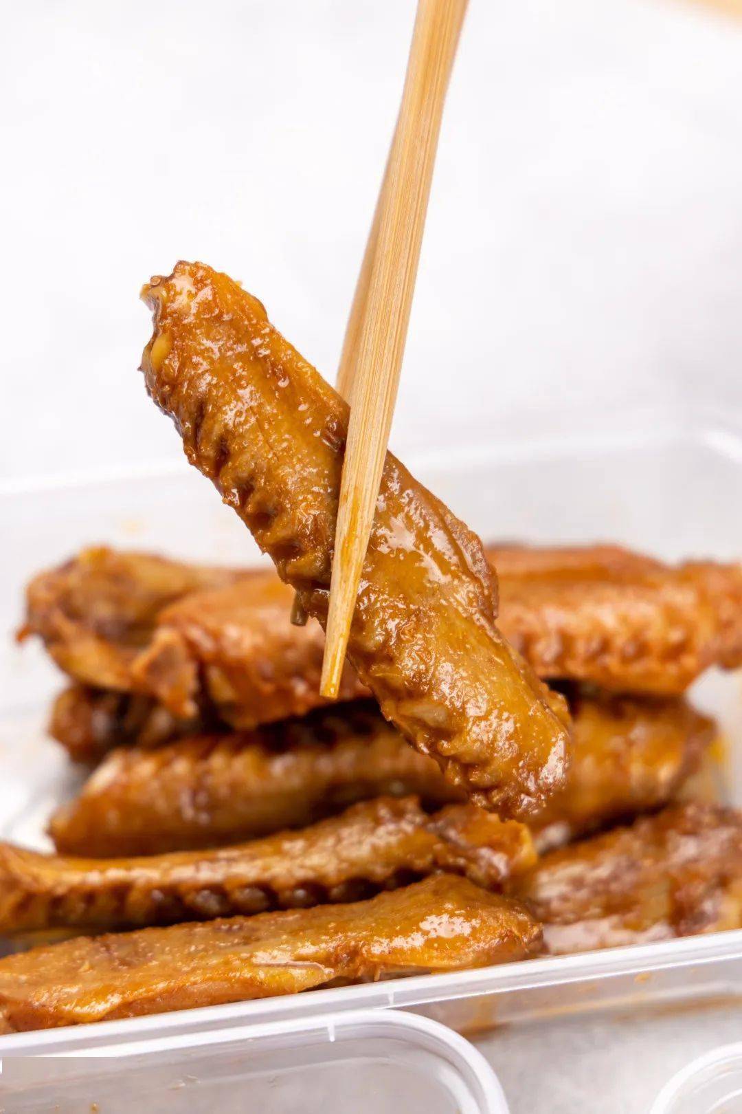 30多种香辛料,蒸汽卤制,酱卤收汁,酱香鲜辣, 回味十足!