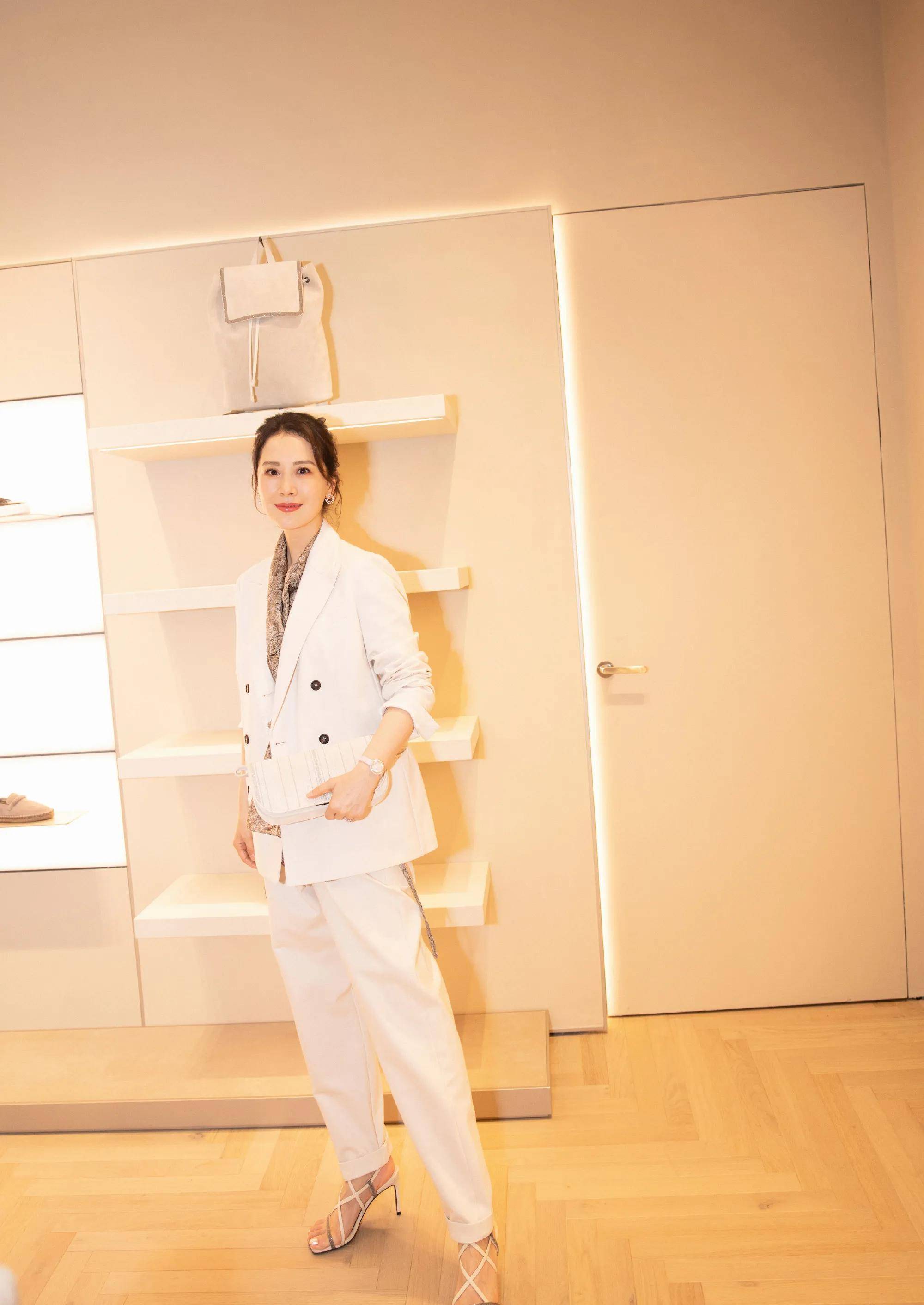 海清不愧是"职场精英",一件深蓝连体裤,穿出四十岁女性的优雅