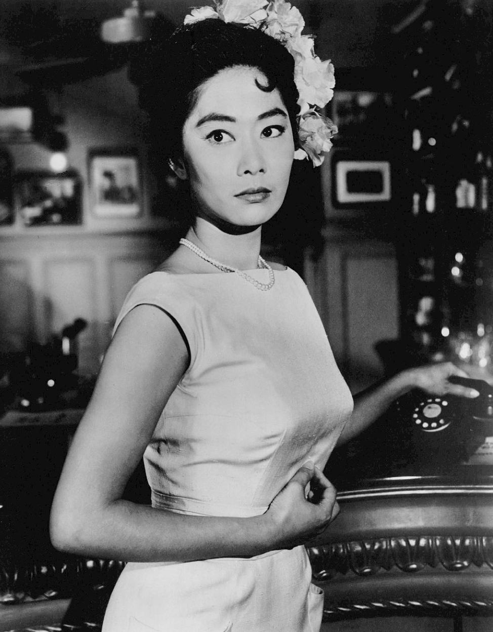 卢燕(后排左起)与母亲李桂芬,丈夫黄锡琳,子女黄汉琪(前排左起) 苹 