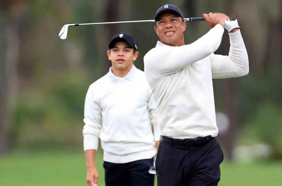 "两只老虎"打出-13位列t2,托马斯父子2杆优势领跑pnc锦标赛_伍兹_成绩