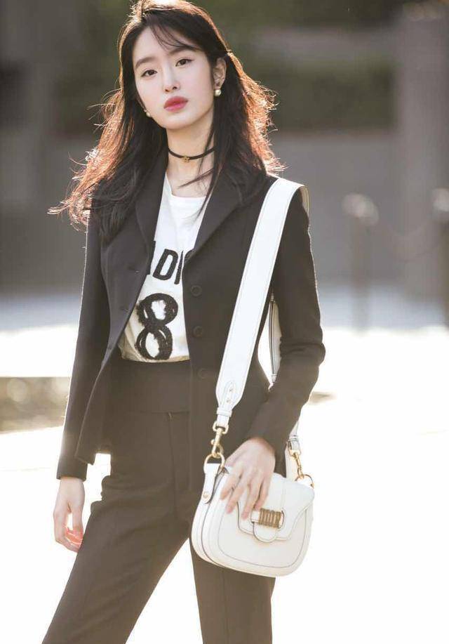 杨采钰出席巴黎"高订"大秀!