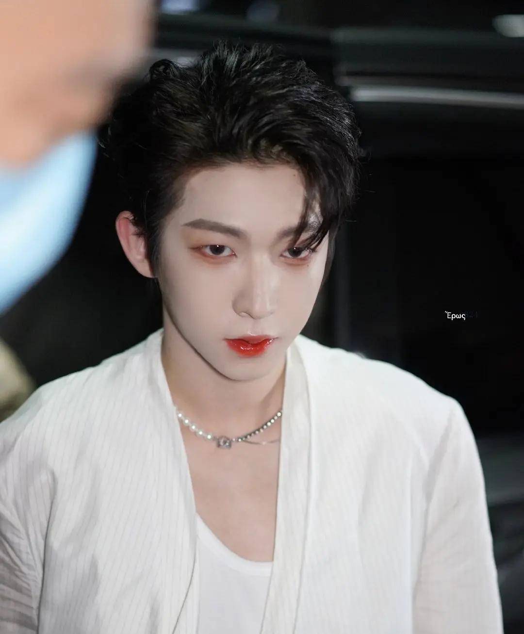 into1刘宇出镜妆容被吐槽,粉底太厚满脸惨白,滤镜下显得很怪异_网友