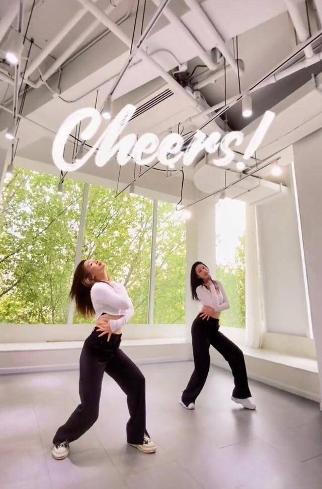 36岁张俪罕见携闺蜜热舞,穿露脐装秀小蛮腰,闺蜜腰部赘肉好尴尬_健身