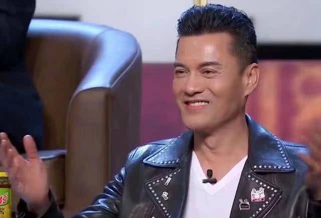 63岁的吕良伟长得像36岁,网友:他比64岁的赵雅芝好多了_照片_状态