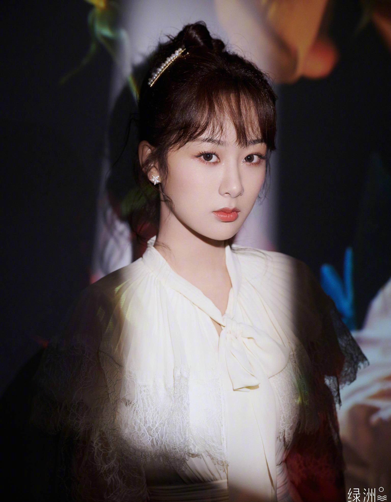 杨紫复古廓形鱼尾裙,身材曲线大胆呈现,配金属腰带极致优雅_造型_活动