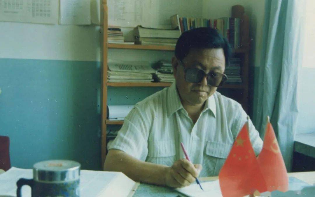 姜校长在民勤一中校长办公室2022.11.20