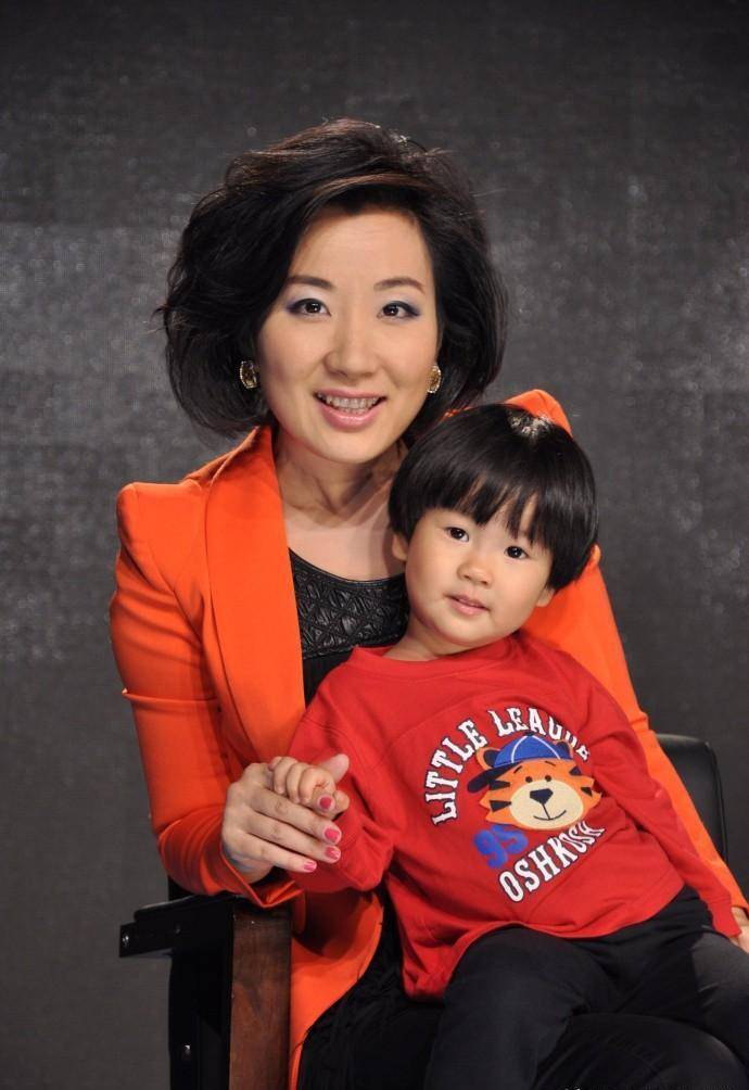 美女卢琛,从电视到凤凰卫视,家庭和事业都兼顾,还活得这么精彩_新闻