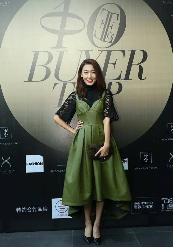 37岁"林小姨"高露,红色衬衫搭配黑色短裙,丸子头嫩